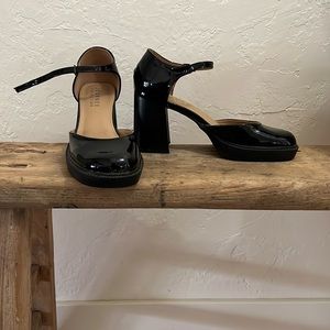 Journee Collection Samarr Platform Pump